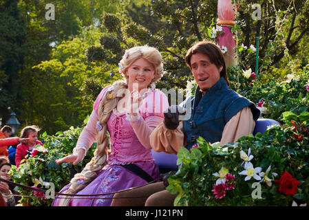 Raiponce et Flynn sur un char au 25e anniversaire de Disneyland Paris Banque D'Images