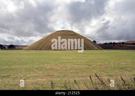 Silbury Hill, un monticule artificiel préhistoriques près de craie d'Avebury, Wiltshire, Royaume-Uni. Banque D'Images