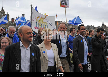 Le vice-premier ministre de l'Ecosse Nicola Sturgeon dans l'avant-garde de la marche de l'indépendance, avec Patrick Harvie (L), co-présidente du Scottish Green Party, Blair Jenkins (R), directeur exécutif de la campagne 'Oui', l'Ecosse et Humza Yousaf (2e à partir de la R), Ministre des affaires étrangères Banque D'Images