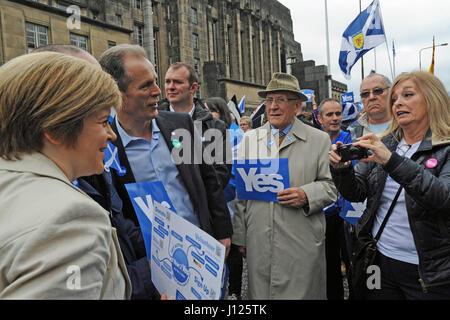 Le vice-premier ministre de l'Ecosse Nicola Sturgeon (L) et Blair Jenkins (2L), directeur exécutif de la campagne 'Oui' Ecosse, poser pour un partisan de prendre des photos Banque D'Images