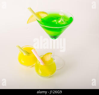 Ensemble de verres colorés, décorés avec des fruits, verre à martini, verre, jeu été Banque D'Images