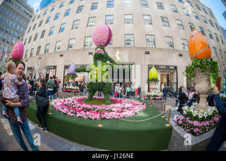 Des hordes de touristes affluent pour le Rockefeller Center de New York le Vendredi saint, le 14 avril 2017 pour profiter des milliers de fleurs décorant les Channel Gardens. NYC & Co, l'Agence du tourisme de la ville, a prévu que New York recevra moins de 300 000 visiteurs d'outre-mer en 2017, la première baisse depuis 2008. Les visiteurs étrangers dépensent près de la moitié des 42 milliards de dollars que la ville tire en tourisme. (© Richard B. Levine) Banque D'Images