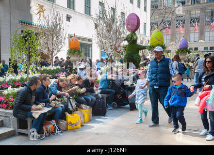 Des hordes de touristes affluent pour le Rockefeller Center de New York le Vendredi saint, le 14 avril 2017 pour profiter des milliers de fleurs décorant les Channel Gardens. NYC & Co, l'Agence du tourisme de la ville, a prévu que New York recevra moins de 300 000 visiteurs d'outre-mer en 2017, la première baisse depuis 2008. Les visiteurs étrangers dépensent près de la moitié des 42 milliards de dollars que la ville tire en tourisme. (© Richard B. Levine) Banque D'Images