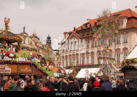 PRAGUE, RÉPUBLIQUE TCHÈQUE - 15 avril 2017 : Marché de Pâques sur la place de la Vieille Ville Banque D'Images