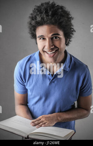 Appareil photo dans Young man smiling Banque D'Images