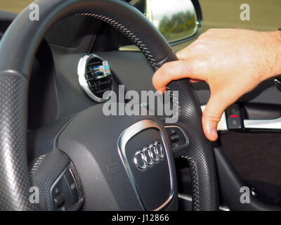 L'Homme conduisant la voiture Audi Banque D'Images