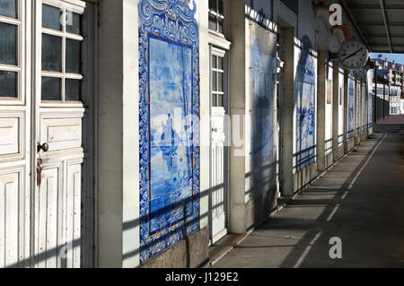 Décorées Azulejos murs à Aveiro railroad station Banque D'Images