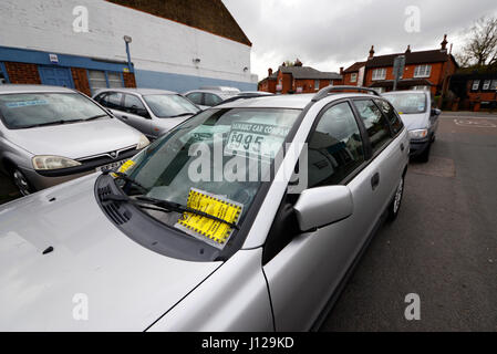 Achat voitures à un lot hors rue en stationnement sur la voie publique avec des contraventions de stationnement en raison de la double jaunes sur Hainaut Avenue, Westcliff on Sea Banque D'Images