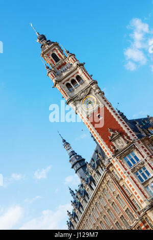 Le beffroi de la Chambre de Commerce de Lille Métropole et de l'industrie sur la Place du Théâtre sous un ciel bleu. Lille, France. Banque D'Images