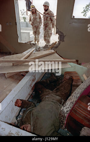 Les soldats saoudiens dans un bâtiment détruit par les pairs lors d'une garde républicaine irakienne tués à la suite de la bataille de Khafji, le 2 février 1991 dans la ville de Khafji, l'Arabie Saoudite. La bataille de Khafji a été la première grande mobilisation de masse de la guerre du Golfe. Banque D'Images