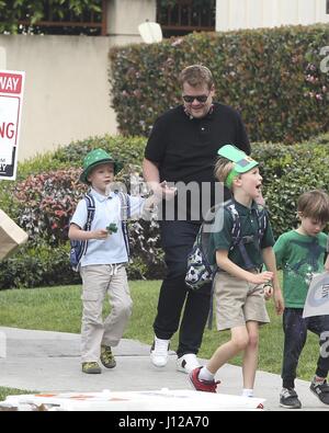 James Corden reprend son fils Max Corden de l'école le jour de la Saint-Patrick avec : James Corden, Max Corden Où : Santa Monica, Californie, États-Unis Quand : 17 Mar 2017 Banque D'Images