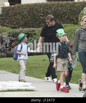 James Corden reprend son fils Max Corden de l'école le jour de la Saint-Patrick avec : James Corden, Max Corden Où : Santa Monica, Californie, États-Unis Quand : 17 Mar 2017 Banque D'Images