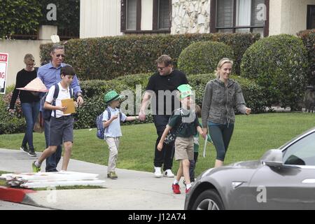 James Corden reprend son fils Max Corden de l'école le jour de la Saint-Patrick avec : James Corden, Max Corden Où : Santa Monica, Californie, États-Unis Quand : 17 Mar 2017 Banque D'Images