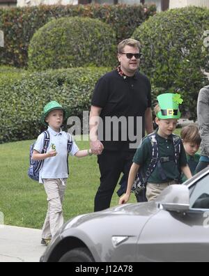 James Corden reprend son fils Max Corden de l'école le jour de la Saint-Patrick avec : James Corden, Max Corden Où : Santa Monica, Californie, États-Unis Quand : 17 Mar 2017 Banque D'Images