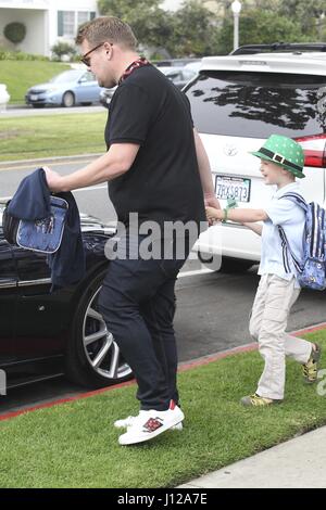 James Corden reprend son fils Max Corden de l'école le jour de la Saint-Patrick avec : James Corden, Max Corden Où : Santa Monica, Californie, États-Unis Quand : 17 Mar 2017 Banque D'Images