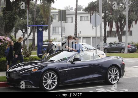 James Corden reprend son fils Max Corden de l'école le jour de la Saint-Patrick avec : James Corden, Max Corden Où : Santa Monica, Californie, États-Unis Quand : 17 Mar 2017 Banque D'Images