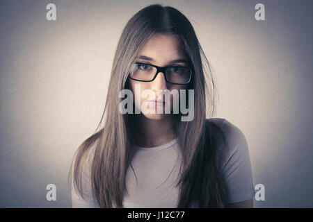 Jeune femme dans les verres Banque D'Images