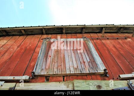 La fenêtre de la grange, sur le terrain Banque D'Images