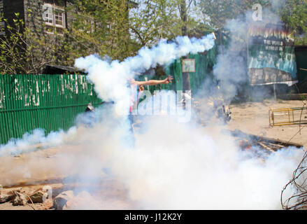 Srinagar, au Cachemire. Apr 17, 2017. Les élèves en conflit avec les forces canadiennes à Srinagar le 17 avril 2017. Le collège des étudiants de presque chaque district avait prévu d'organiser la solidarité avec la protestation des étudiants de Pulwama Degré College, où plus de 50 étudiants ont été blessés samedi. Cependant, les protestations ont été rejetées par les forces déclenchant ainsi des affrontements à l'intérieur des établissements. (Photo par : Umer Asif/Pacific Press) Credit : PACIFIC PRESS/Alamy Live News Banque D'Images