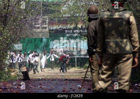 Srinagar, au Cachemire. Apr 17, 2017. Les élèves en conflit avec les forces canadiennes à Srinagar le 17 avril 2017. Le collège des étudiants de presque chaque district avait prévu d'organiser la solidarité avec la protestation des étudiants de Pulwama Degré College, où plus de 50 étudiants ont été blessés samedi. Cependant, les protestations ont été rejetées par les forces déclenchant ainsi des affrontements à l'intérieur des établissements. (Photo par : Umer Asif/Pacific Press) Credit : PACIFIC PRESS/Alamy Live News Banque D'Images