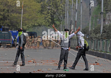 Srinagar, au Cachemire. Apr 17, 2017. Les élèves en conflit avec les forces canadiennes à Srinagar le 17 avril 2017. Le collège des étudiants de presque chaque district avait prévu d'organiser la solidarité avec la protestation des étudiants de Pulwama Degré College, où plus de 50 étudiants ont été blessés samedi. Cependant, les protestations ont été rejetées par les forces déclenchant ainsi des affrontements à l'intérieur des établissements. (Photo par : Umer Asif/Pacific Press) Credit : PACIFIC PRESS/Alamy Live News Banque D'Images