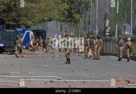 Srinagar, au Cachemire. Apr 17, 2017. Les élèves en conflit avec les forces canadiennes à Srinagar le 17 avril 2017. Le collège des étudiants de presque chaque district avait prévu d'organiser la solidarité avec la protestation des étudiants de Pulwama Degré College, où plus de 50 étudiants ont été blessés samedi. Cependant, les protestations ont été rejetées par les forces déclenchant ainsi des affrontements à l'intérieur des établissements. (Photo par : Umer Asif/Pacific Press) Credit : PACIFIC PRESS/Alamy Live News Banque D'Images