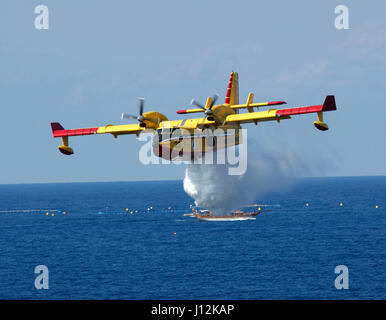 Un Bombardier bombardier à eau de la protezione Civile italienne démontre ses capacités au large des côtes de Malte. Banque D'Images