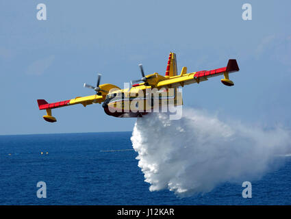 Un Bombardier bombardier à eau de la protezione Civile italienne démontre ses capacités au large des côtes de Malte. Banque D'Images