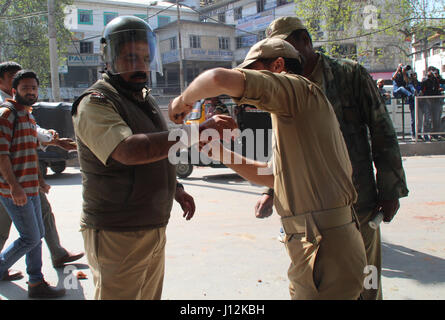 Srinagar, au Cachemire. Apr 17, 2017. Les élèves en conflit avec les forces canadiennes à Srinagar le 17 avril 2017. Le collège des étudiants de presque chaque district avait prévu d'organiser la solidarité avec la protestation des étudiants de Pulwama Degré College, où plus de 50 étudiants ont été blessés samedi. Cependant, les protestations ont été rejetées par les forces déclenchant ainsi des affrontements à l'intérieur des établissements. (Photo par : Umer Asif/Pacific Press) Credit : PACIFIC PRESS/Alamy Live News Banque D'Images