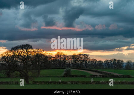 Tempête de printemps sur Cotswold approche typique vue Colline Banque D'Images