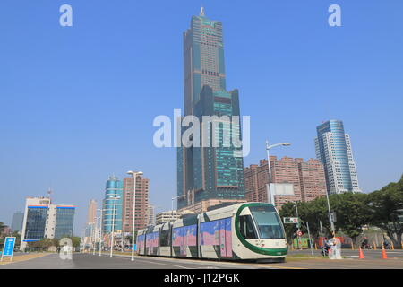 Light Rail Transit LRT train passe au centre-ville de Kaohsiung Taiwan. Banque D'Images