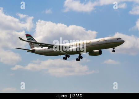 Etihad Airways A330 en venant d'atterrir à l'aéroport de Manchester Banque D'Images