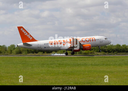 Avion Easyjet G- EZTV Airbus A320-214 à l'atterrissage à l'aéroport de Manchester Banque D'Images