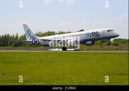 Flybe Avion G-FBEF Embraer ERJ-195LR l'atterrissage à l'aéroport de Manchester Banque D'Images