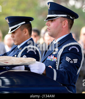 Les membres de la garde d'honneur les Aigles Bleus aviateur Senior Joseph Trujillo (droite) et l'Aviateur Senior Daquioag Archie (gauche) pliez un drapeau sur le cercueil de l'ancien sergent-chef de l'US Air Force. Johnny B. Hillary lors d'honneurs funèbres, 14 janvier 2016, à Riverside National Cemetery à Riverside, en Californie. Hillary a été une armée de l'air et de l'instructeur ROTC Junior a également servi dans la réserve militaire de l'État de Californie comme aumônier assistant attaché à la California Air National Guard's 163d'aile d'attaque. (Photo de la Garde nationale aérienne d'un membre de la 1re classe Chatham Cristal Housman)(1992) Banque D'Images