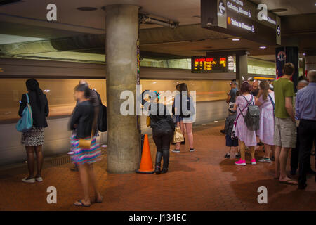 Passagers attendent à bord d'un train de métro sur la plate-forme de niveau inférieur de la galerie Place de la station de métro. Banque D'Images