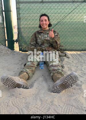 Les soldats de la 29th us Infantry Division a mené un 12-mile ruck mars pour être admissible à l'École d'assaut aérien au Camp Arifjan, au Koweït le 11 février 2017. Pvt. 1re classe Horbacz Stanford laissa tomber ses ruck et reposé après avoir achevé avec succès la temporisation de mars. Les meilleurs concurrents représenteront la Division à l'assaut aérien de 10 jours avec l'école l'occasion de gagner l'United States Army Air Assault Badge. (U.S. Photo de l'armée par le sergent. Francis O'Brien/libérés) Banque D'Images