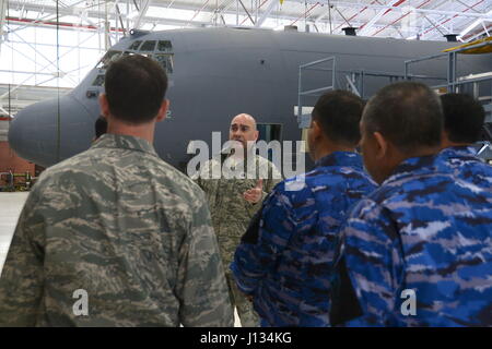 Le lieutenant-colonel Robert Siebelts, commandant de la 106e Escadron de maintenance (Aile de sauvetage, parle de C-130 Hercules à l'entretien généraux de l'armée de l'air indonésienne, le 8 mars 2017, Francis S. Gabreski Air National Guard Base. L'Indonesian ont également eu la chance de visiter les deux aéronefs utilisés par la 106e escadre de secours pour la recherche et sauvetage, l'HH-60 et un hélicoptère Pavehawk HC-130 Hercules avion à voilure fixe. Ils ont marché autour de l'avion et a parlé avec le 101e Escadron 102e et les pilotes sur leurs expériences. (U.S. Air Force photo par le Sgt. Chéran A. Cambridge) Banque D'Images