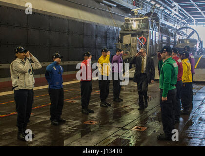 Le Golfe Arabique (15 mars 2017) L'ambassadeur américain au Koweït Lawrence R. Silverman renvoie rend hommage à l'autre des garçons dans le pont du coffre après son arrivée à bord du navire d'assaut amphibie USS Makin Island (DG 8). Makin Island est déployé sur le 5e flotte américaine zone d'opérations à l'appui d'opérations de sécurité maritime visant à rassurer les alliés et les partenaires, et de préserver la liberté de navigation et la libre circulation du commerce dans la région. (U.S. Photo par marine Spécialiste de la communication de masse 3 Classe Asher Allen) Banque D'Images