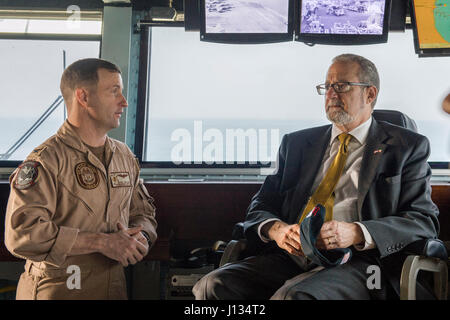 Le Golfe Arabique (15 mars 2017) L'ambassadeur américain au Koweït Lawrence R. Silverman, droite, et l'USS Makin Island (DG 8) Commandant Capt Mark A. Melson discuter des capacités du navire d'assaut amphibie lors d'une tournée dans le pilote du navire. Makin Island est déployé sur le 5e flotte américaine zone d'opérations à l'appui d'opérations de sécurité maritime visant à rassurer les alliés et les partenaires et de préserver la liberté de navigation et la libre circulation du commerce dans la région. (U.S. Photo par marine Spécialiste de la communication de masse 3 Classe Asher Allen) Banque D'Images