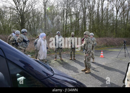 1er de l'armée américaine. Le Sgt. Jason Melton, attribué au 39e Bataillon du signal, explique et corrige ses soldats après l'exercice au cours de l'entrée de la recherche du point de contrôle de l'exercice, commandant de la Base Aérienne de Chièvres, Belgique, le 21 mars 2017. (U.S. Photo de l'armée par Visual Spécialiste de l'information Pascal Demeuldre) Banque D'Images