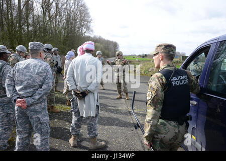 1er de l'armée américaine. Le Sgt. Jason Melton, attribué au 39e Bataillon du signal, explique et corrige ses soldats après l'exercice au cours de l'entrée de la recherche du point de contrôle de l'exercice, commandant de la Base Aérienne de Chièvres, Belgique, le 21 mars 2017. (U.S. Photo de l'armée par Visual Spécialiste de l'information Pascal Demeuldre) Banque D'Images