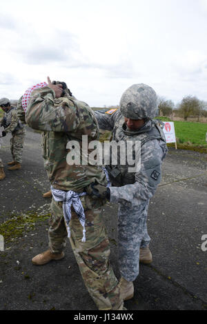 Des soldats américains affectés au 39e Bataillon du signal, recherche un suspect au cours de l'entrée de la recherche du point de contrôle de l'exercice, commandant de la Base Aérienne de Chièvres, Belgique, le 21 mars 2017. (U.S. Photo de l'armée par Visual Spécialiste de l'information Pascal Demeuldre) Banque D'Images