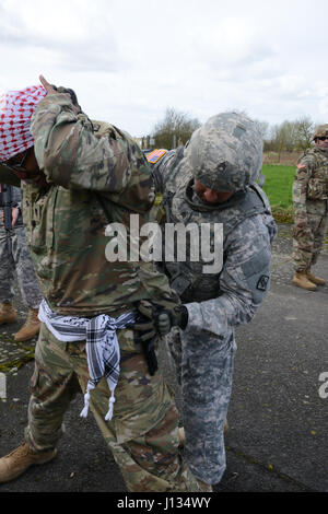 Des soldats américains affectés au 39e Bataillon du signal, trouve une arme sur le suspect lors de l'entrée de la recherche du point de contrôle de l'exercice, commandant de la Base Aérienne de Chièvres, Belgique, le 21 mars 2017. (U.S. Photo de l'armée par Visual Spécialiste de l'information Pascal Demeuldre) Banque D'Images