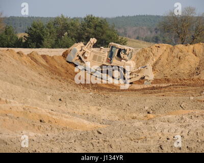 Un ingénieur britannique avec le 22e Régiment du génie, 5e escadron de blindés, de trains sur l'ARMÉE AMÉRICAINE D7R bulldozer pendant quatre jours de l'exercice combiné de creuser avec les ingénieurs de l'armée américaine de bandit Company, 588th bataillon du génie de la Brigade Blindée, 3e Brigade Combat Team, 4e Division d'infanterie, troupe Bravo, et l'escadron du régiment, 2e régiment de cavalerie, à Grafenwoehr Domaine de formation, l'Allemagne, le 26 mars 2017. L'entraînement bilatéral s'inscrit dans la 3ème mission de l'Atlantique de l'ABCT résoudre pour renforcer l'interopérabilité entre les alliés de l'OTAN pour assurer la sécurité en Europe centrale et orientale. ( Banque D'Images