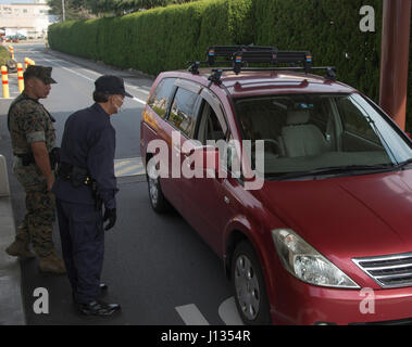 Les Marines américains avec le bureau du grand prévôt et sentinelles japonais à des recherches voiture pendant la guerre contre le terrorisme au Marine Corps Air Station Iwakuni, Japon, le 27 mars 2017. Les Marines américains et japonais ont travaillé ensemble et vérifiés pour tout ce qui pourrait être considéré comme une menace pour l'air station. (U.S. Marine Corps photo par Lance Cpl. Jacob A. programme Farbo) Banque D'Images