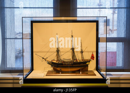 Seattle, Washington : Musée d'histoire et de l'industrie. Modèle réduit de navire du capitaine George Vancouver's H.M.S. Découverte sur l'affichage dans le vrai Nord-ouest de la mer : Banque D'Images