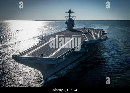 170408-N-WZ792-070 Newport News, Virginie (Avril 08, 2017) l'avenir USS Gerald R. Ford (CVN 78) en cours sur son moteur pour la première fois. La première classe de navire -- le premier porte-avions américain nouveau design en 40 ans -- va passer plusieurs jours à effectuer des essais en mer du constructeur, un test complet de bon nombre des principaux systèmes du navire et des technologies. (U.S. Caméra de combat de la marine photo de Mass Communication Specialist 2e classe Ridge Leoni/libérés) Banque D'Images