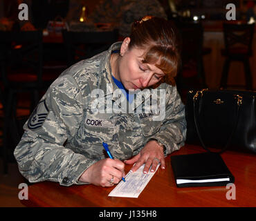 Le personnel du 28e Escadron de soutien de la Force participe au Fonds d'assistance de la Force aérienne à Ellsworth Air Force base, Dakota du Sud, amassant des fonds pour fournir un soutien aux familles de la Force aérienne, y compris les personnes en service actif, les retraités, les réservistes, les membres de la garde et les personnes à charge. Banque D'Images