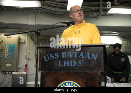 170331-N-OX321-036 5ÈME ZONE DES OPÉRATIONS DE LA FLOTTE (31 mars 2017) navire d'assaut amphibie USS Bataan (DG 5) Commandant, le capitaine Erik Pfister donne ouverture au cours de la célébration du Mois de l'histoire des femmes qui a eu lieu sur le navire le mess des ponts. Le navire est déployé avec le groupe amphibie Bataan à l'appui d'opérations de sécurité maritime visant à rassurer les alliés et les partenaires et de préserver la liberté de navigation et la libre circulation du commerce dans la région. (U.S. Photo par marine Spécialiste de la communication de masse Kegan 1ère classe E. Kay/libérés) Banque D'Images